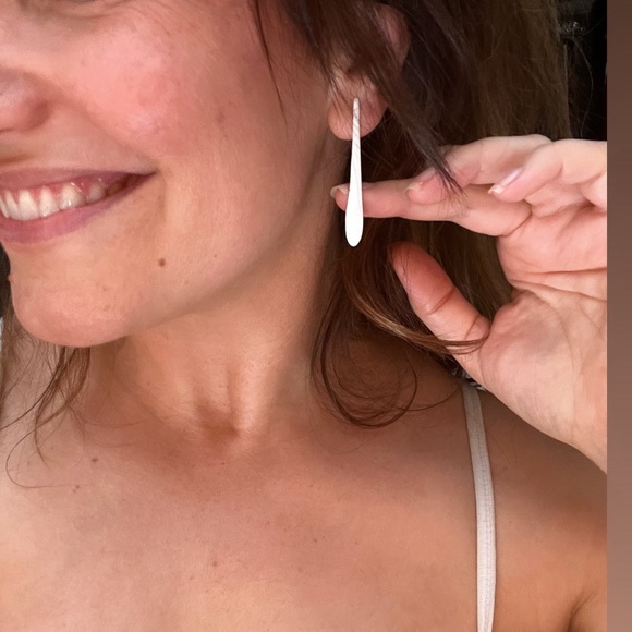 Vintage White and Silver Minimalist Dangle Earrings 🌿 - Picture 6 of 6